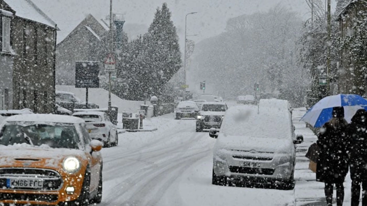 Daily life badly affected due to snowfall in UK