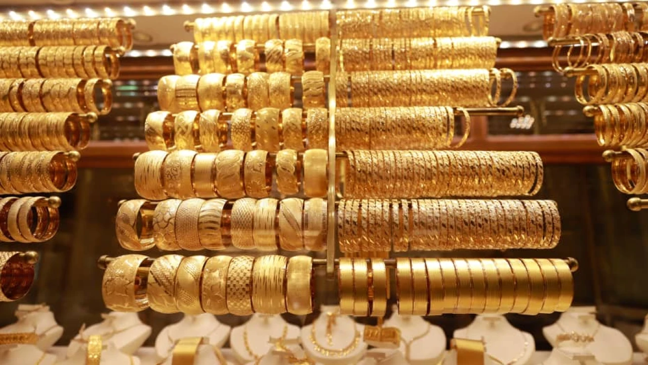 Gold price goes down by Rs2000 per tola in Pakistan