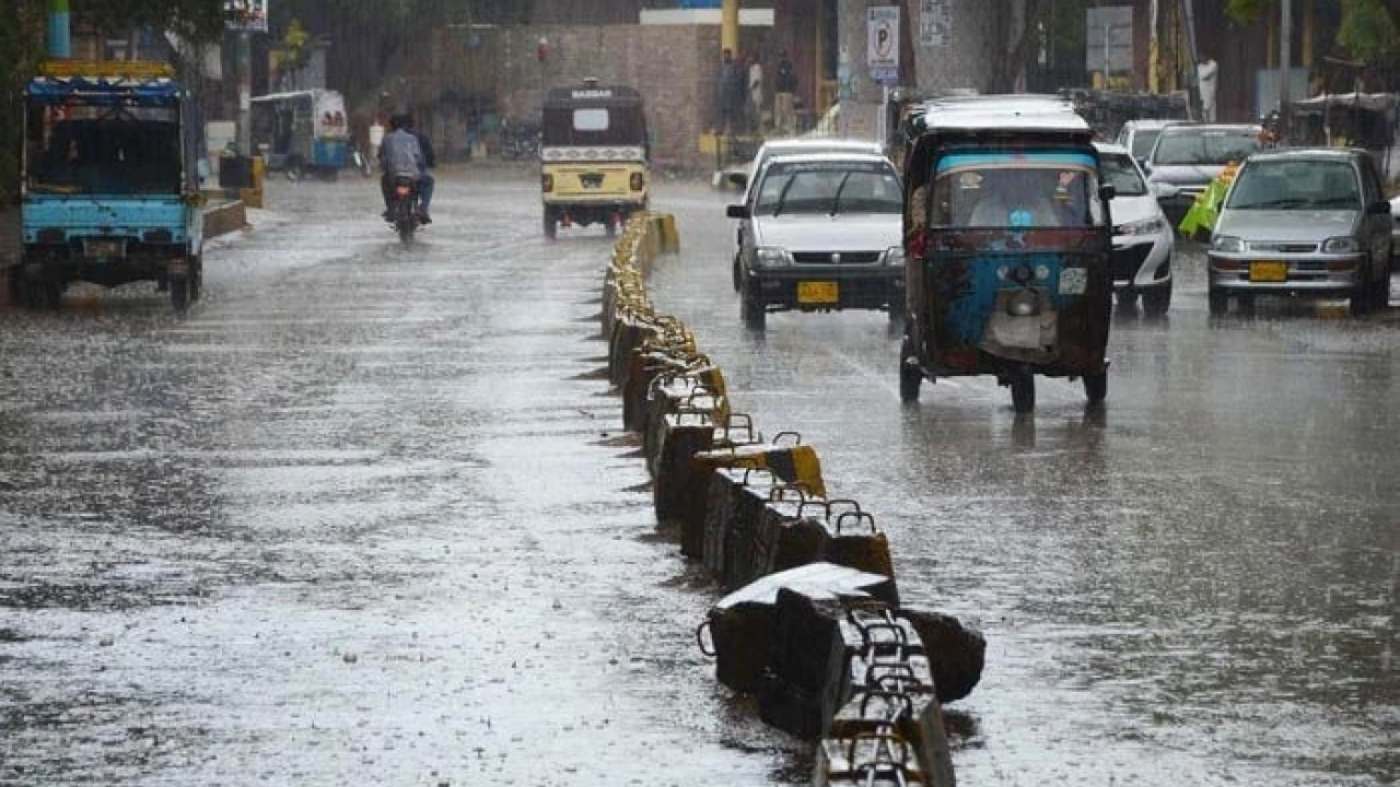 Light, heavy rain in Karachi,  motorways closed due to fog