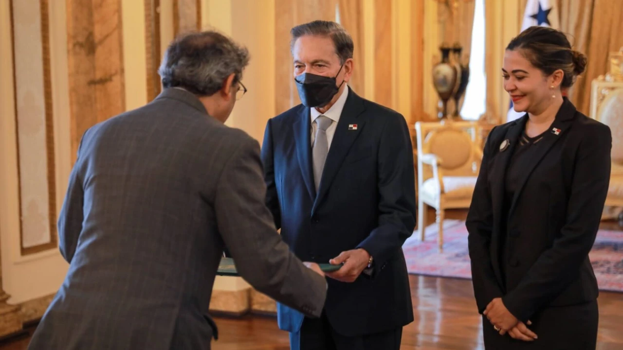 Pakistan’s non-resident envoy presents credentials to Panamanian president