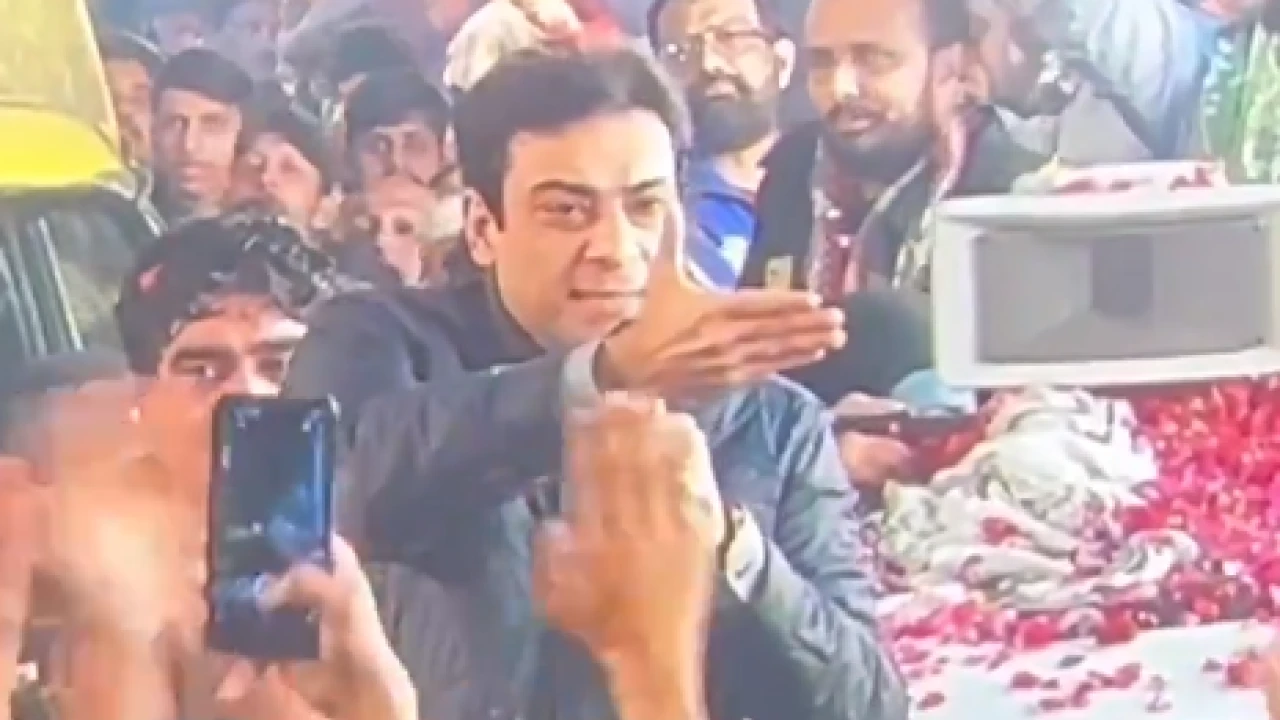 Hamza faces unexpected situation as one attendees throws shoe at him in Lahore rally