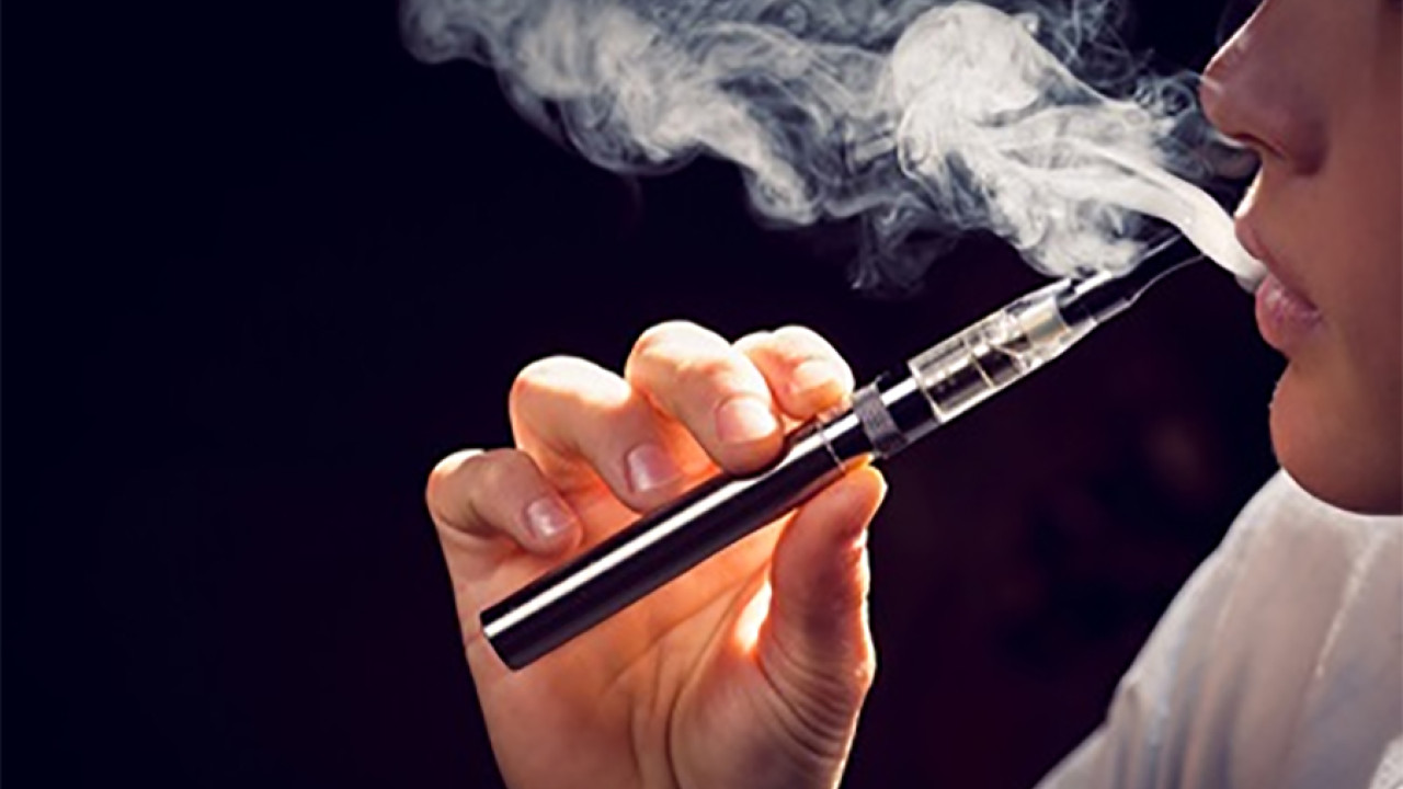 برطانیہ: نوجوانوں کو سگریٹ نوشی سے روکنے کے لیے حکومت واپس پر پابندی عائد کرے گی