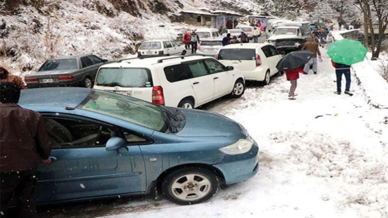 Snowfall brings tourists, traffic jams in Murree