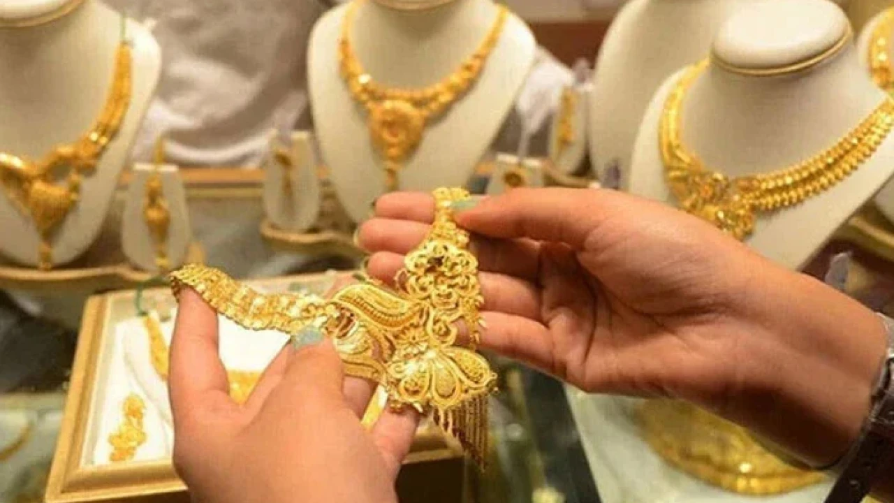 Gold price falls by Rs1700 per tola in Pakistan