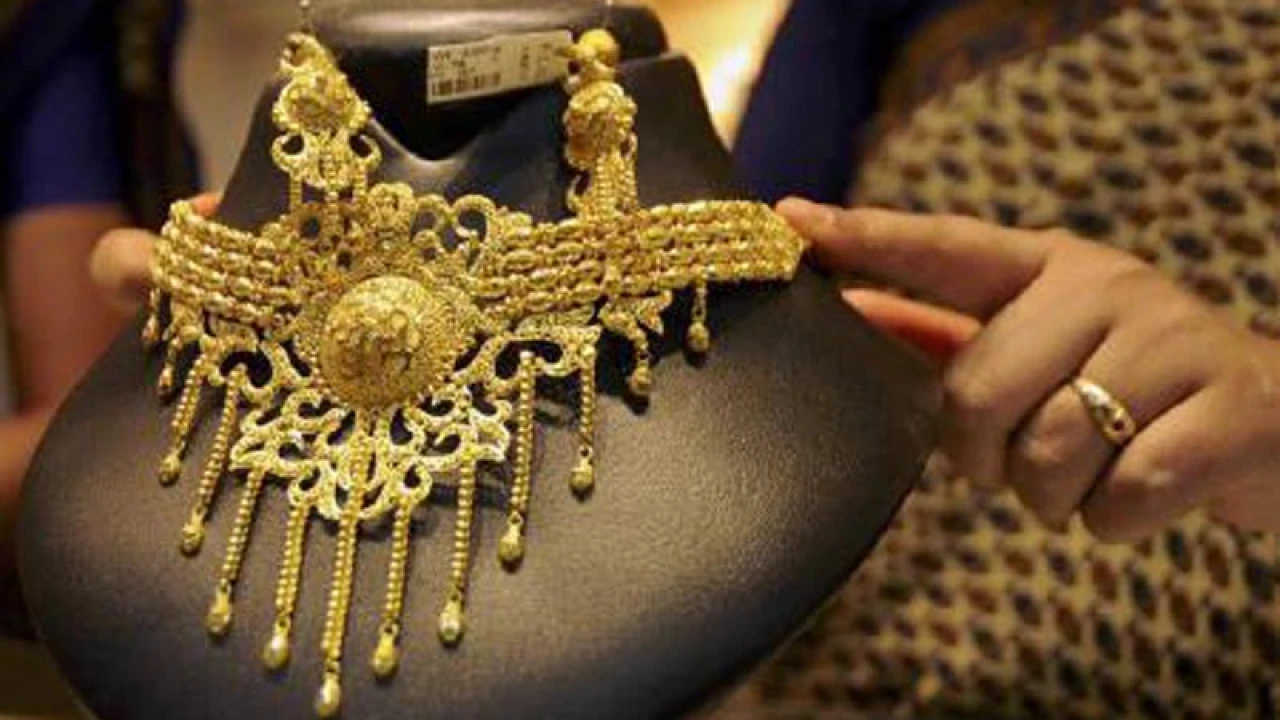 Gold price surges  by Rs400 per tola in Pakistan