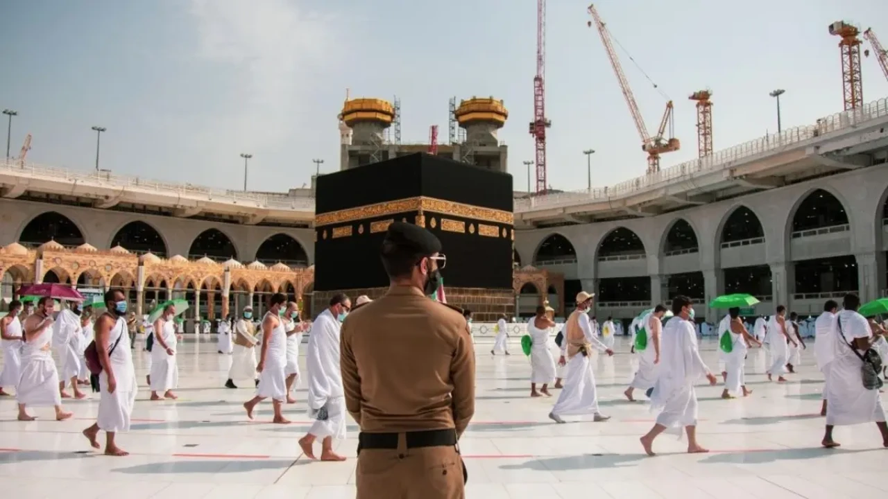 Authorities ban carrying water cans, bags in Masjid al-Haram