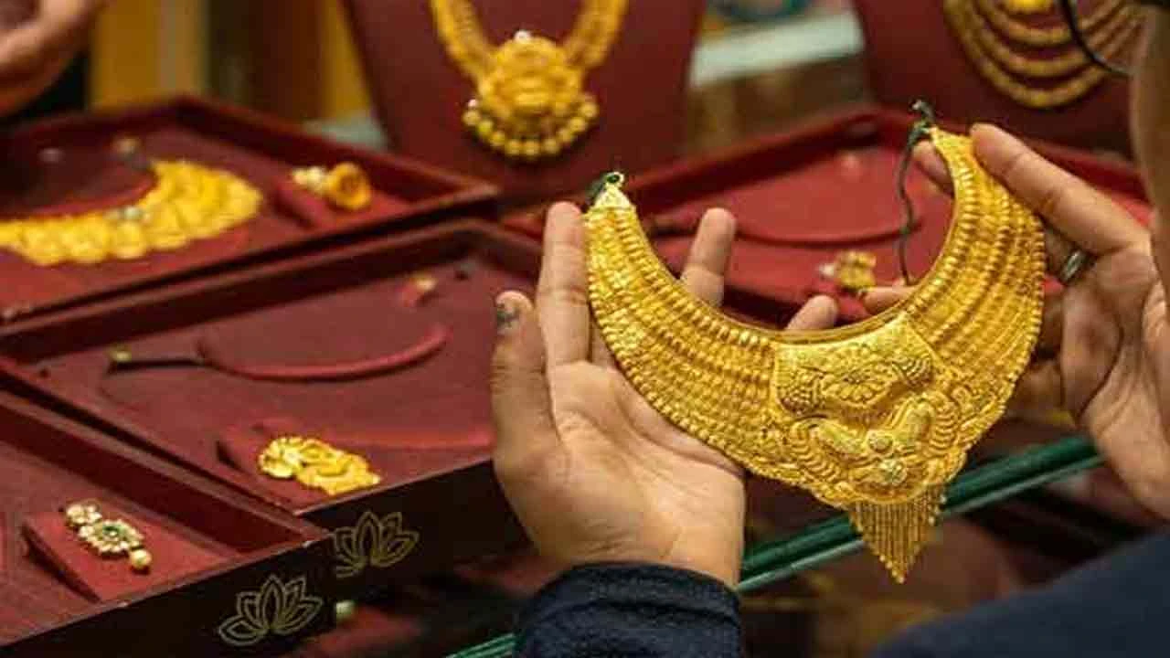 Price of gold decreases in Int’l, local markets