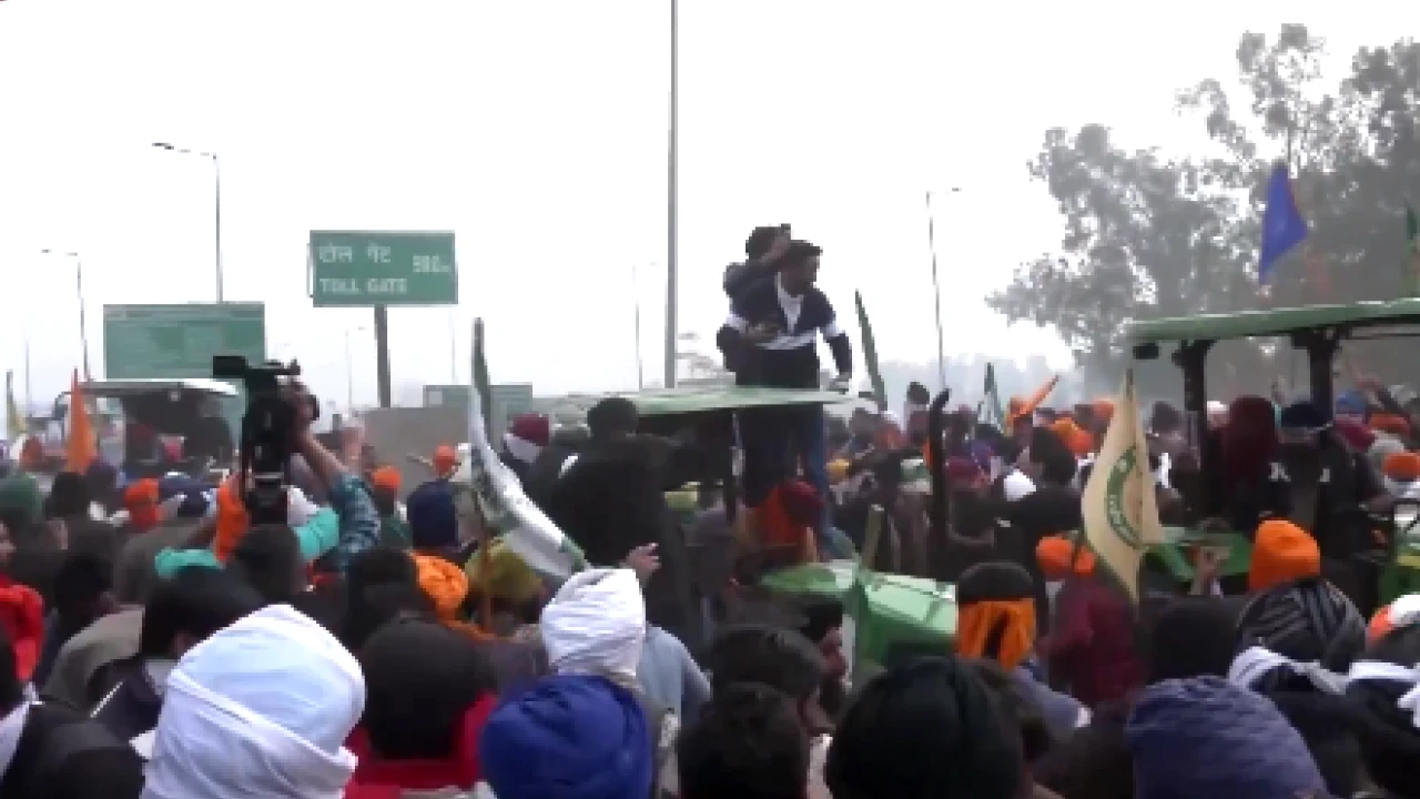India police use tear gas on farmers demanding higher crop prices