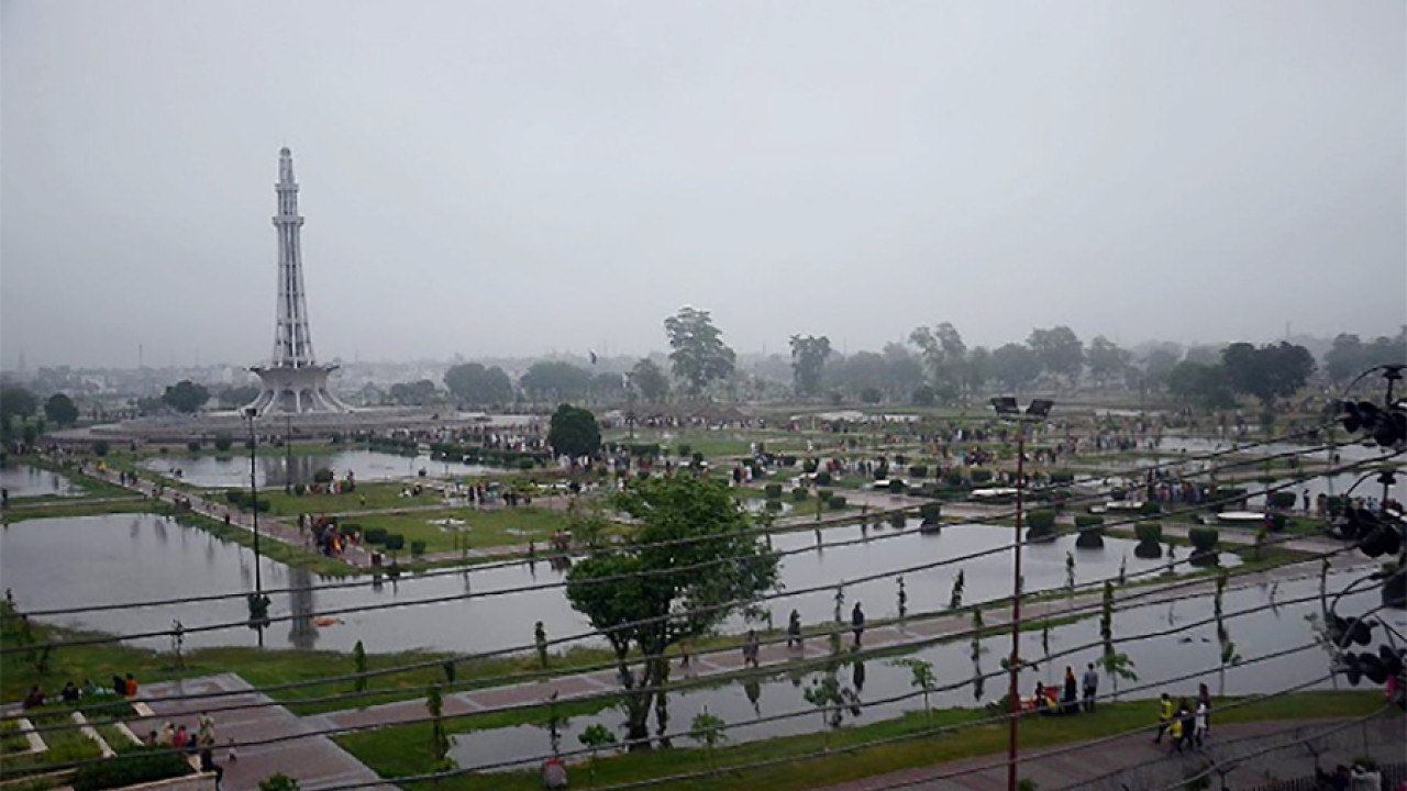 تیز ہوائیں، بارش لاہور کا موسم خوشگوار ہوگیا