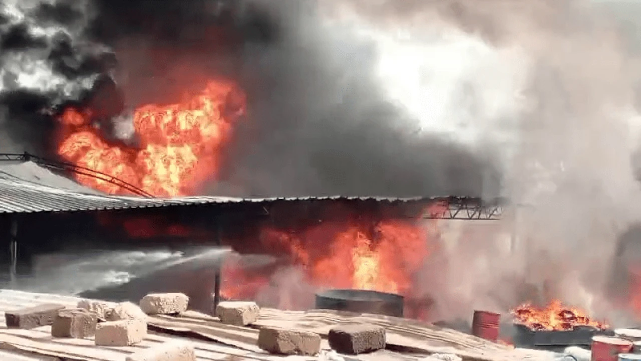 Terrible blaze engulfs factory in Karachi