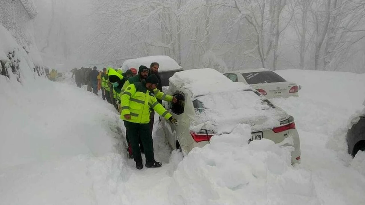 Snowfall in Pakistan causes difficulties for tourists