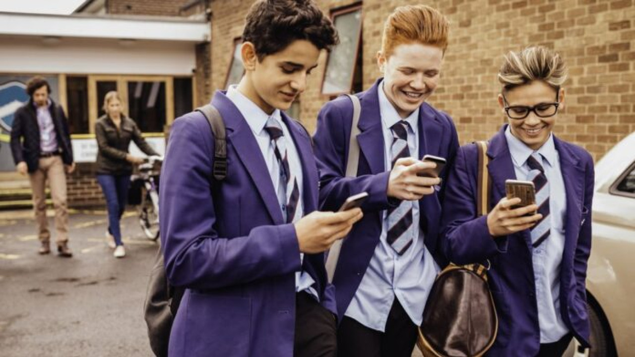 برطانیہ کا سکولوں میں موبائل فون استعمال کرنے پر پابندی کا اعلان