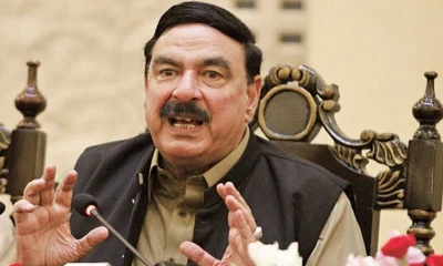 Court extends interim bail of Sheikh Rashid in case of accusing Zardari
